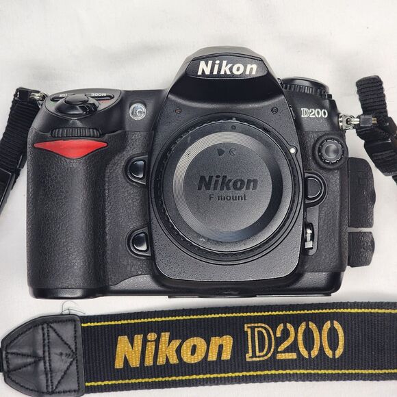 Nikon D200 10.2 MP Digital SLR Camera - Black (Body Only) - Picture 1 of 9